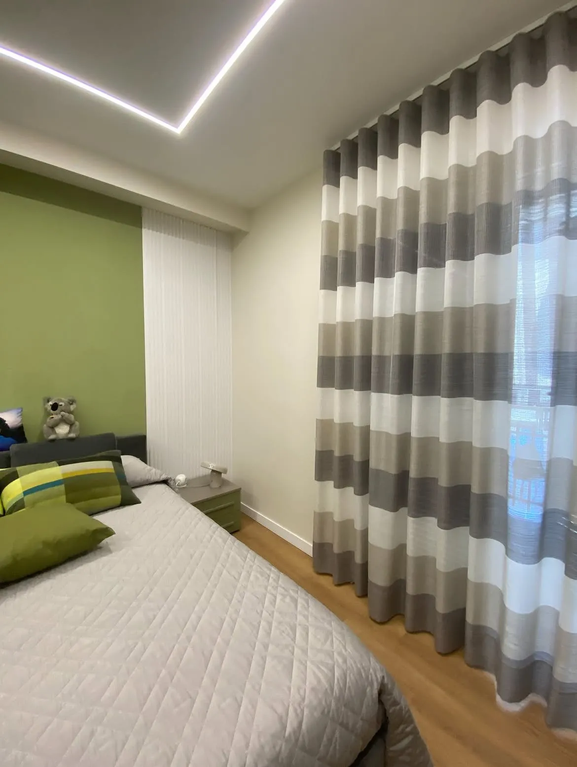 Tenda a righe accanto al letto