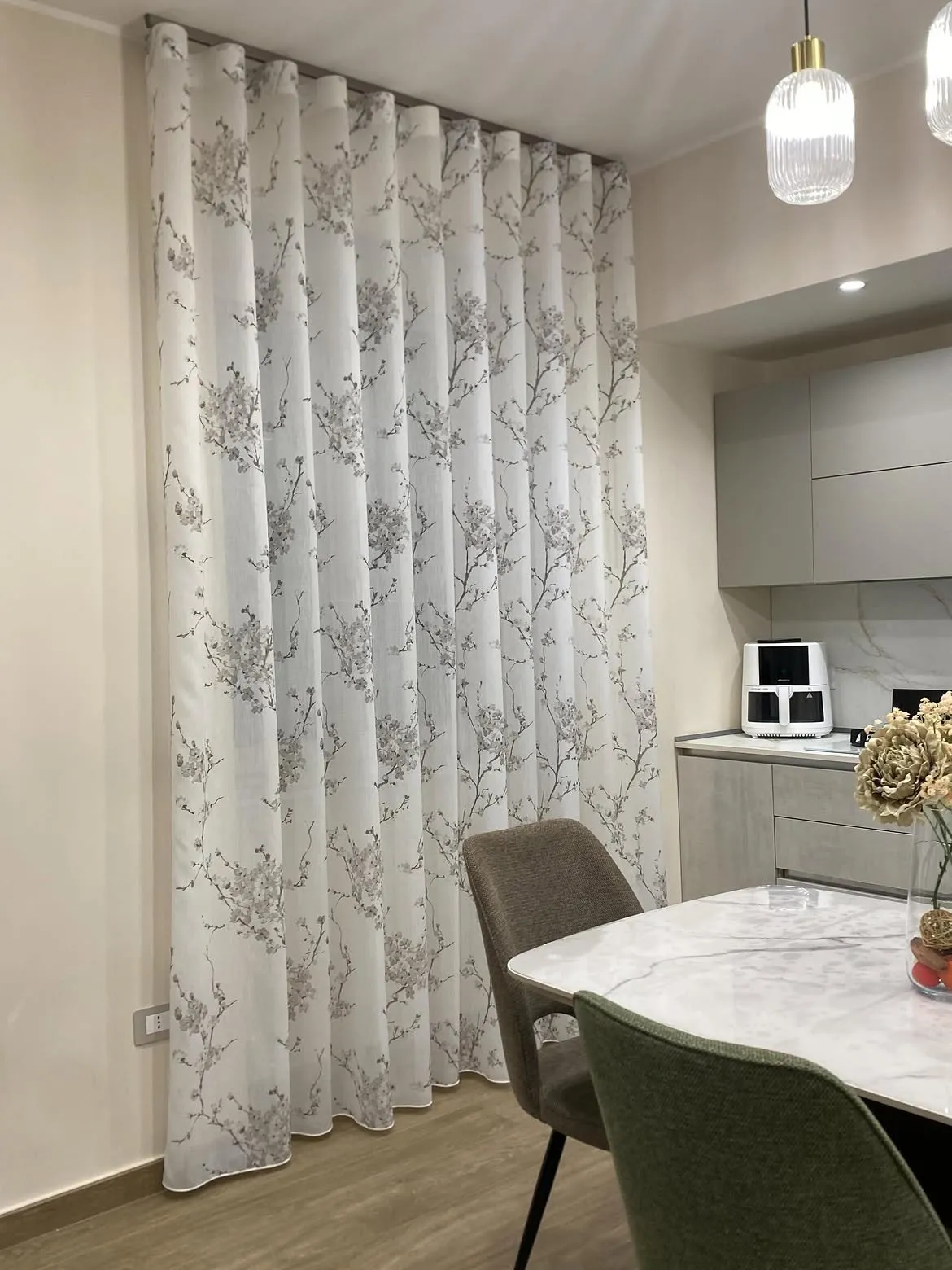 Tenda a fiori accanto al tavolo