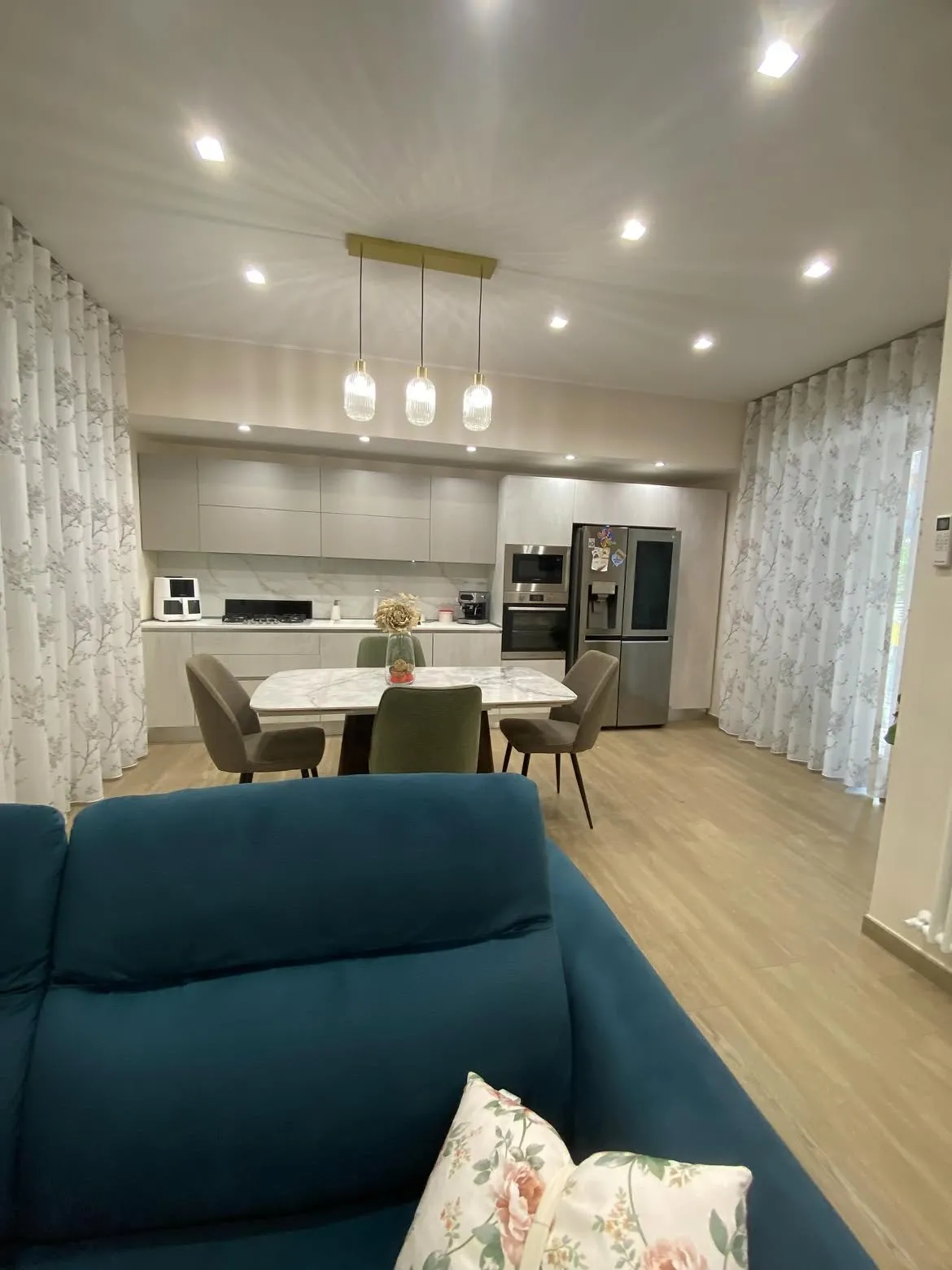Living con divano e tende a fiori