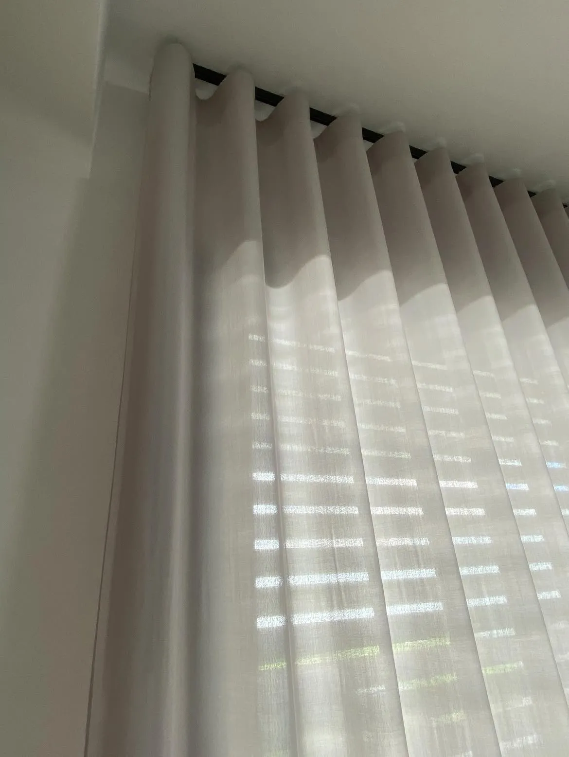 Dettaglio delle onde sul binario a soffitto