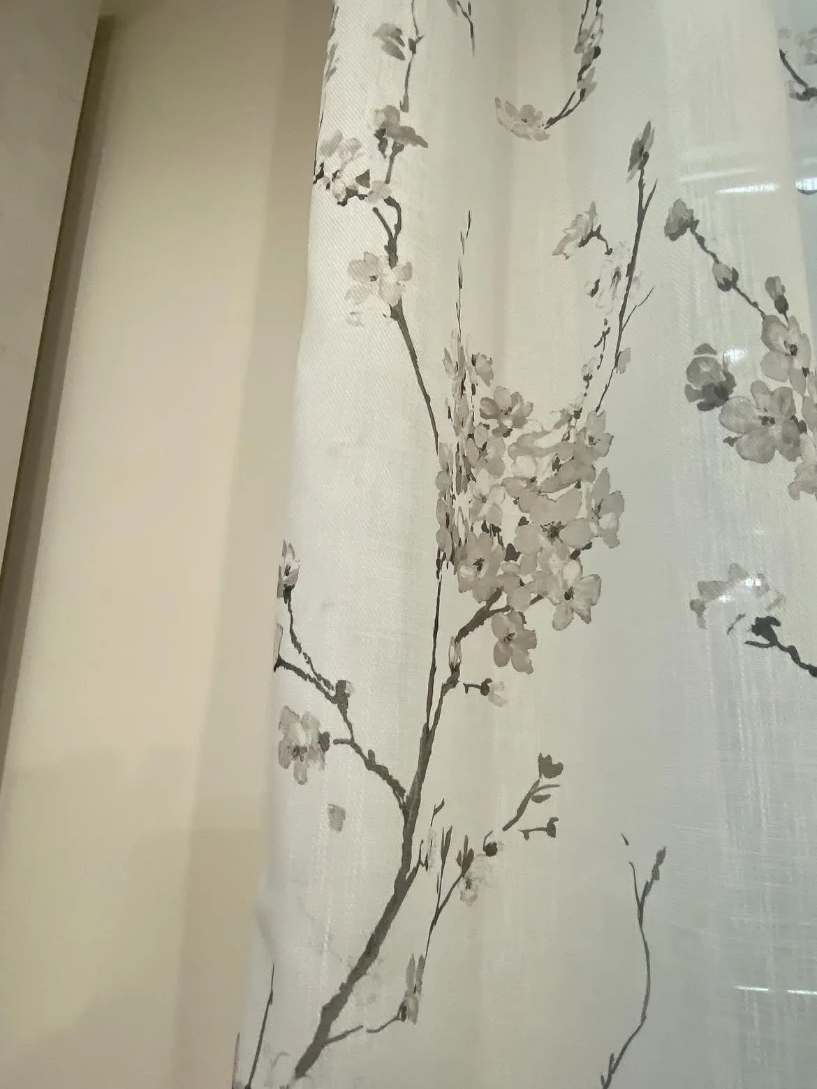 Dettaglio dei fiori di pesco sul tessuto