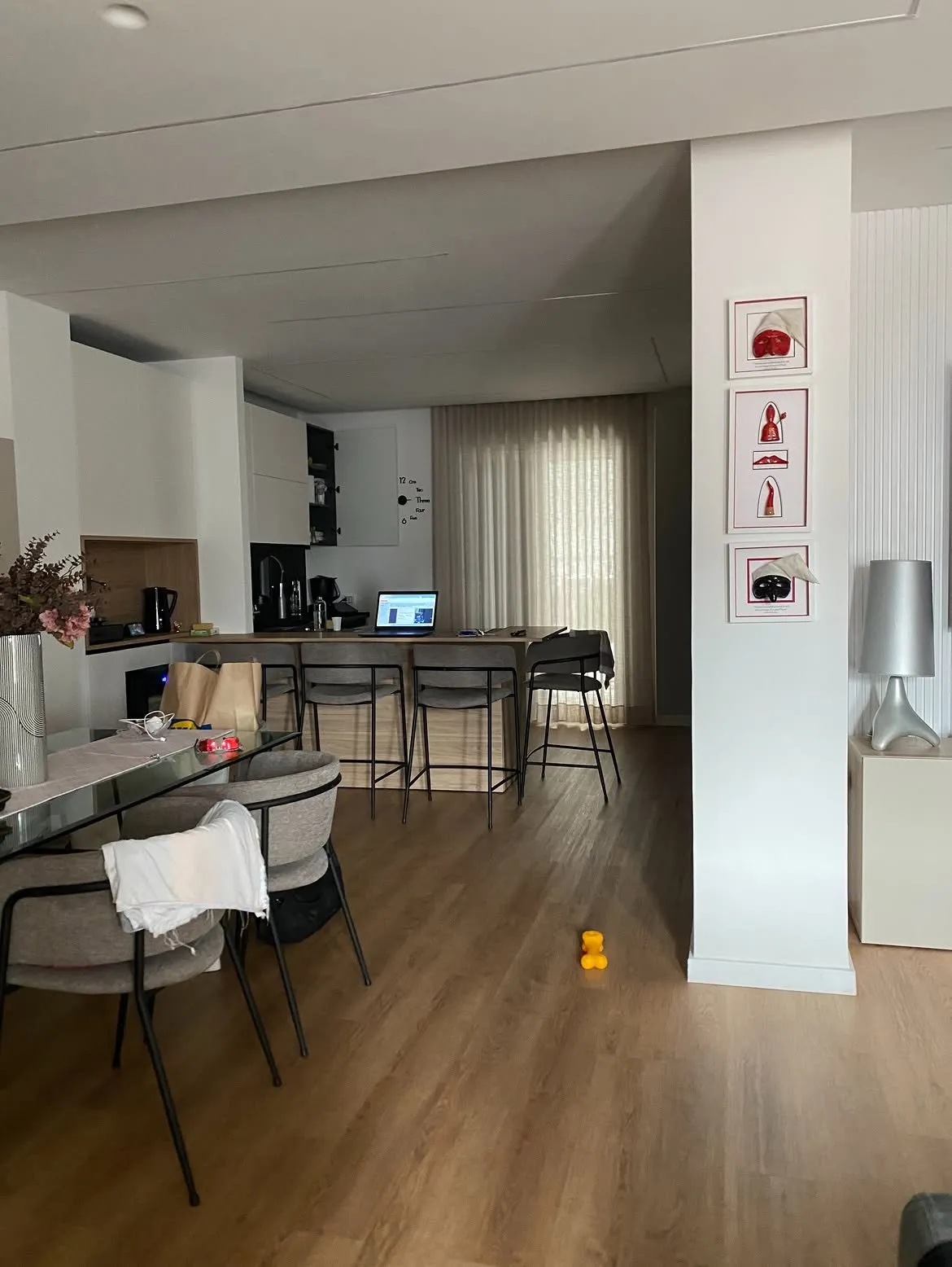 Open space con cucina e tende velate